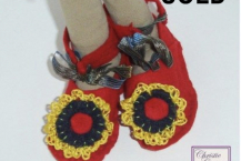 Red ankle shoes with crocheted blossom